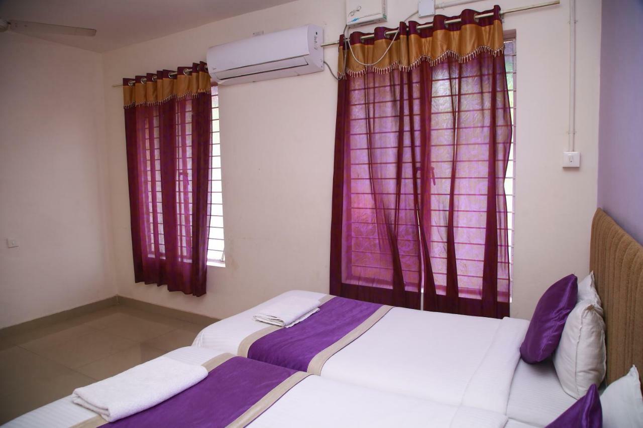 V Bee Plaza Hotell Thiruvananthapuram Eksteriør bilde