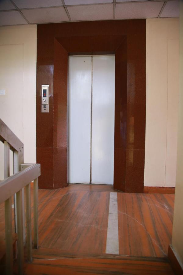 V Bee Plaza Hotell Thiruvananthapuram Eksteriør bilde