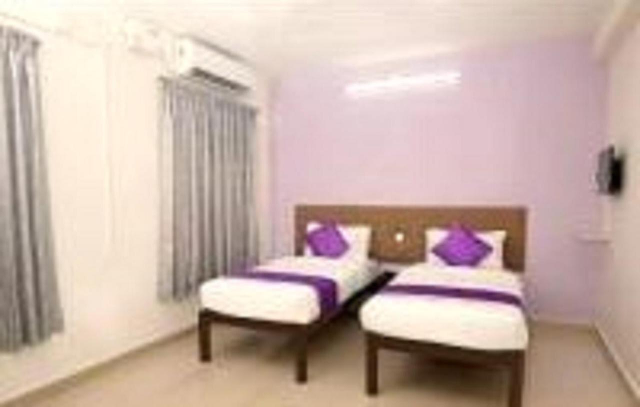 V Bee Plaza Hotell Thiruvananthapuram Eksteriør bilde
