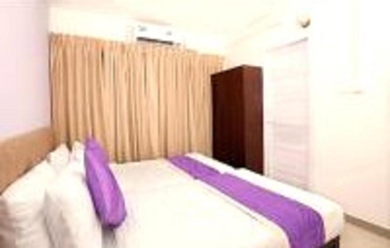 V Bee Plaza Hotell Thiruvananthapuram Eksteriør bilde