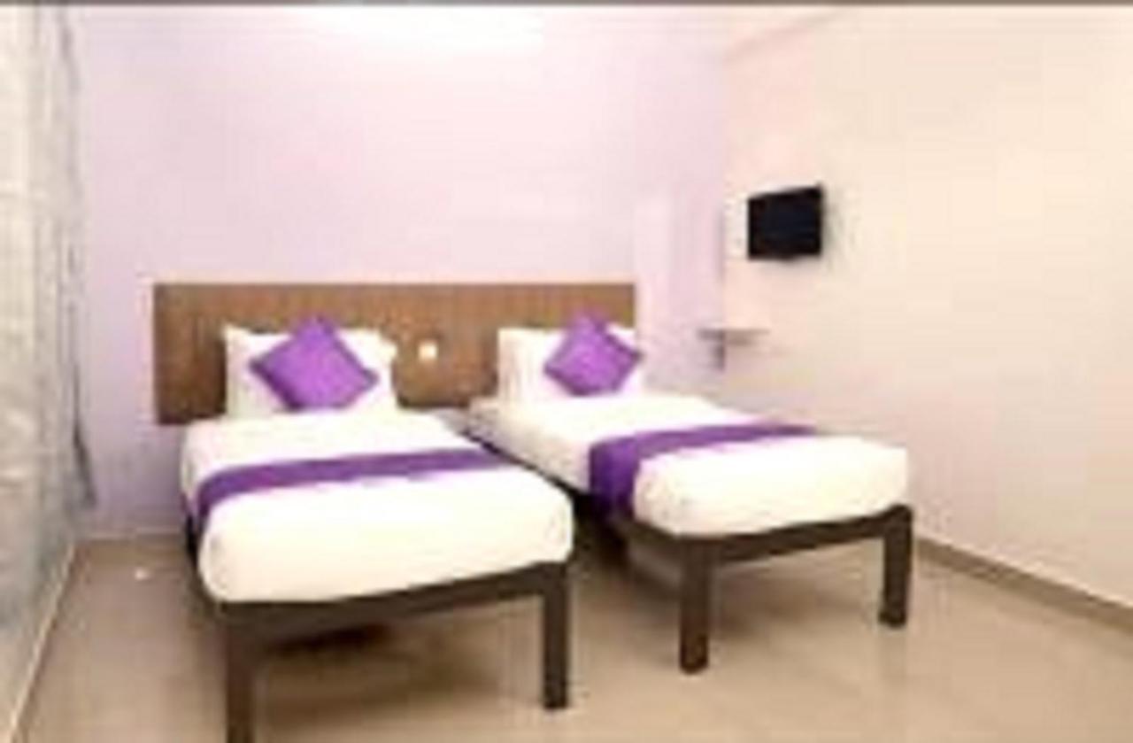 V Bee Plaza Hotell Thiruvananthapuram Eksteriør bilde