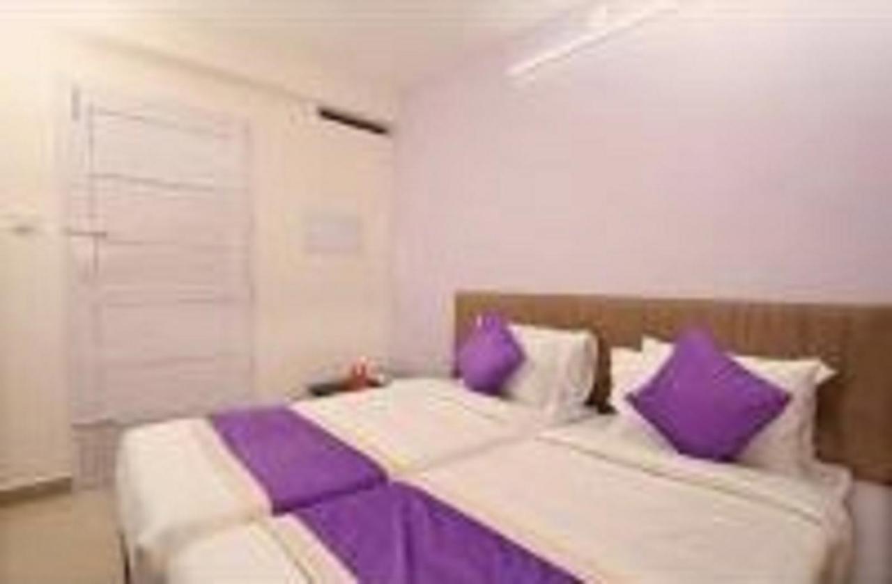 V Bee Plaza Hotell Thiruvananthapuram Eksteriør bilde